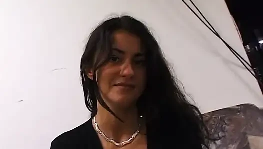 Sexy brünettes teen füllt ihre möse mit einem großen dildo