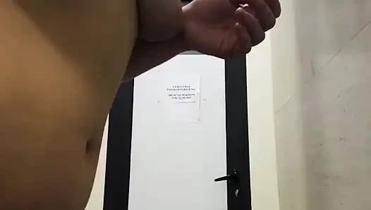 Halkın içinde çifte penetrasyon. Aşırı halka açık sikiş