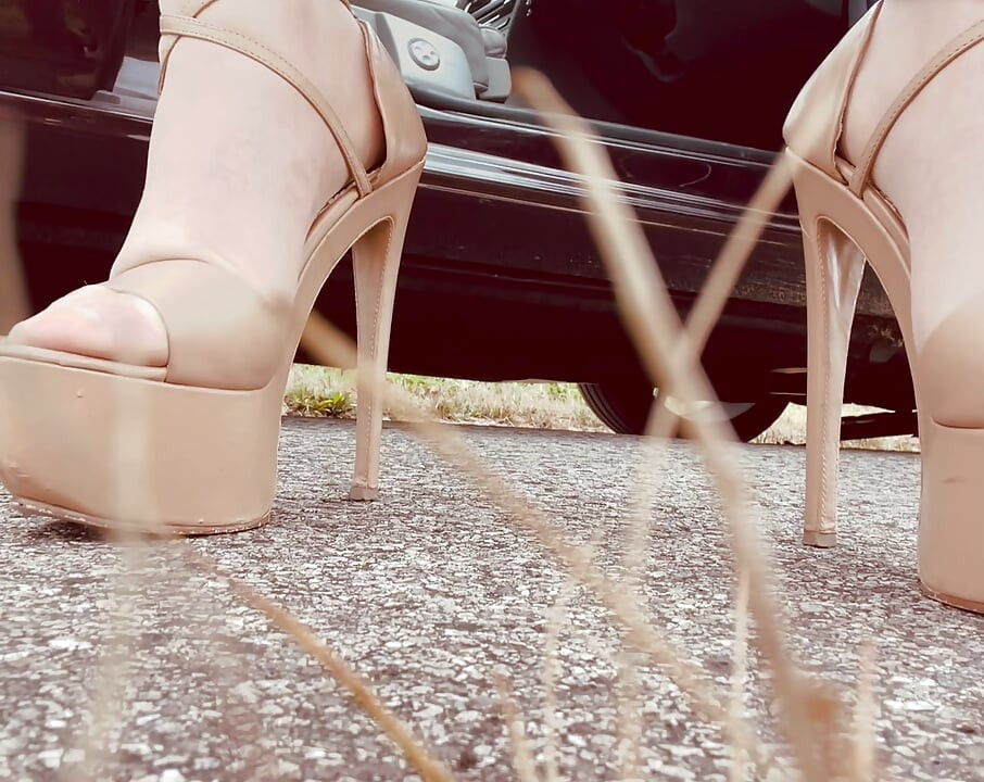 A crossdresser férj a hosszú munkanap után vidékre vonul.