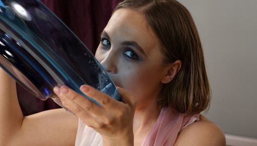 Lexy Star se folla una botella de vidrio después de orinar