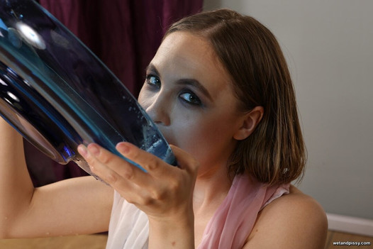 Lexy Star fickt nach dem Pinkeln eine Glasflasche