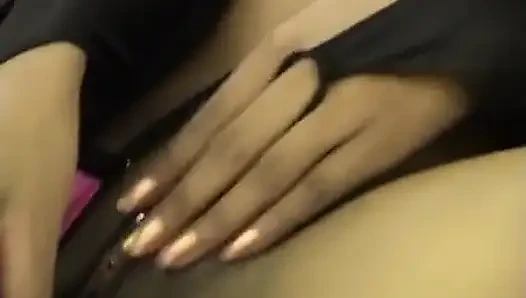 Geisha, ein schönes asiatisches Mestizo, chillen im Hotel nach ihrem Tag des Filmens