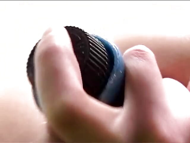 شاب إيطالي يلعب بزب مزيف ويستمتع