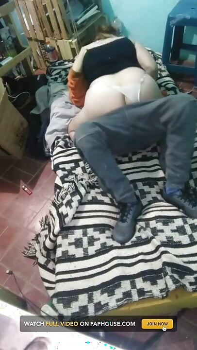 Menina com vestido montano com o colchão no chão