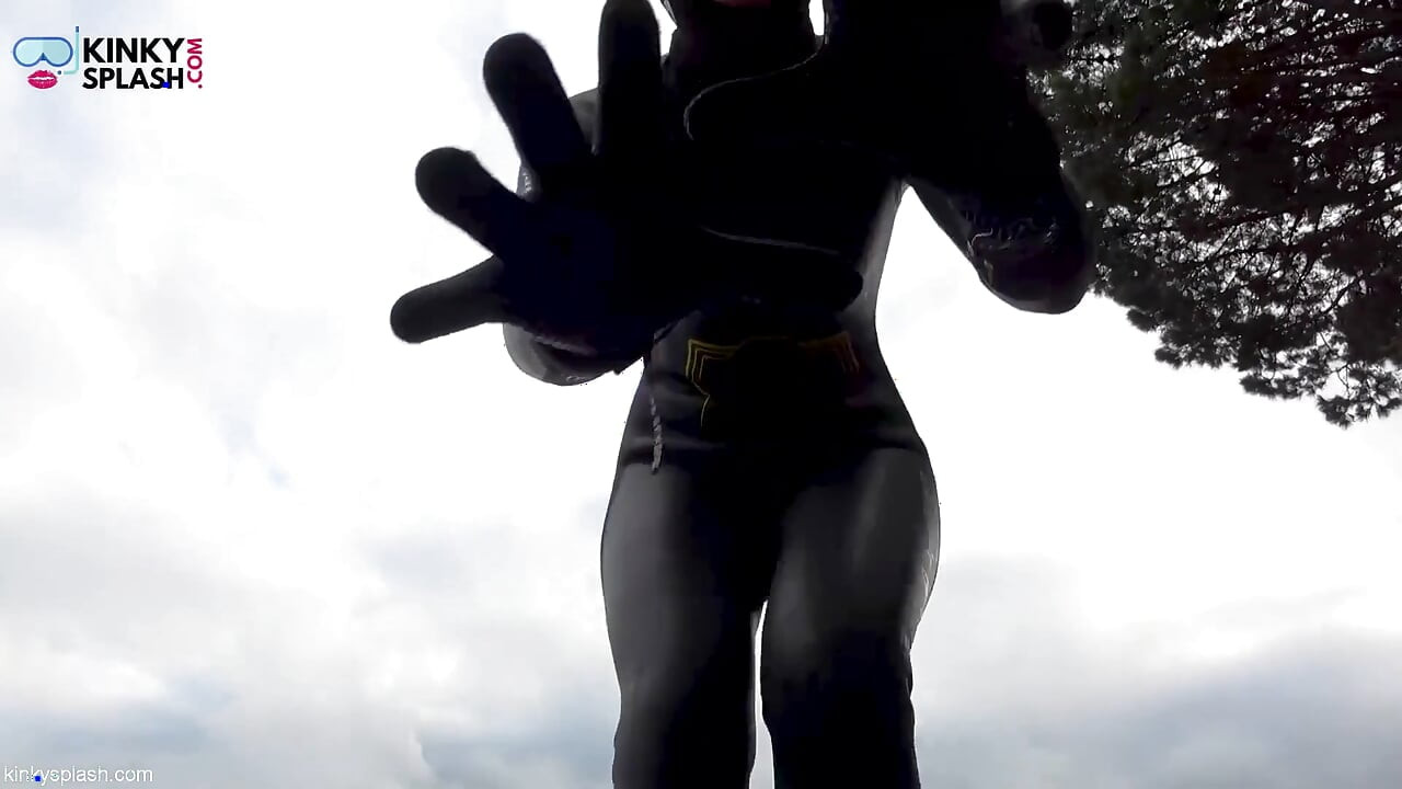 بدلة الغوص العملاقة تجد لعبة صغيرة لإثارة