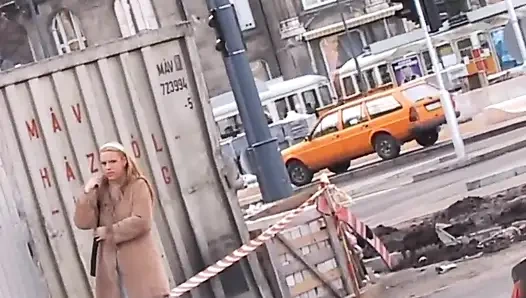 Эта красивая грудастая девушка мастурбирует на улице и делает минет дома