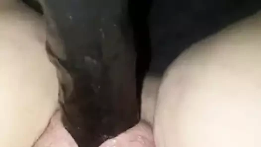 Eine BBW genießt ihren BBC-Dildo