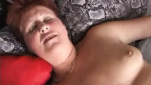 Rothaarige spielt mit ihren fingern und seinem schwanz