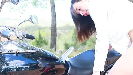 Писаю и скачу на моем велосипеде на улице