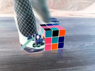 Дама I раздавила кубика Rubik.