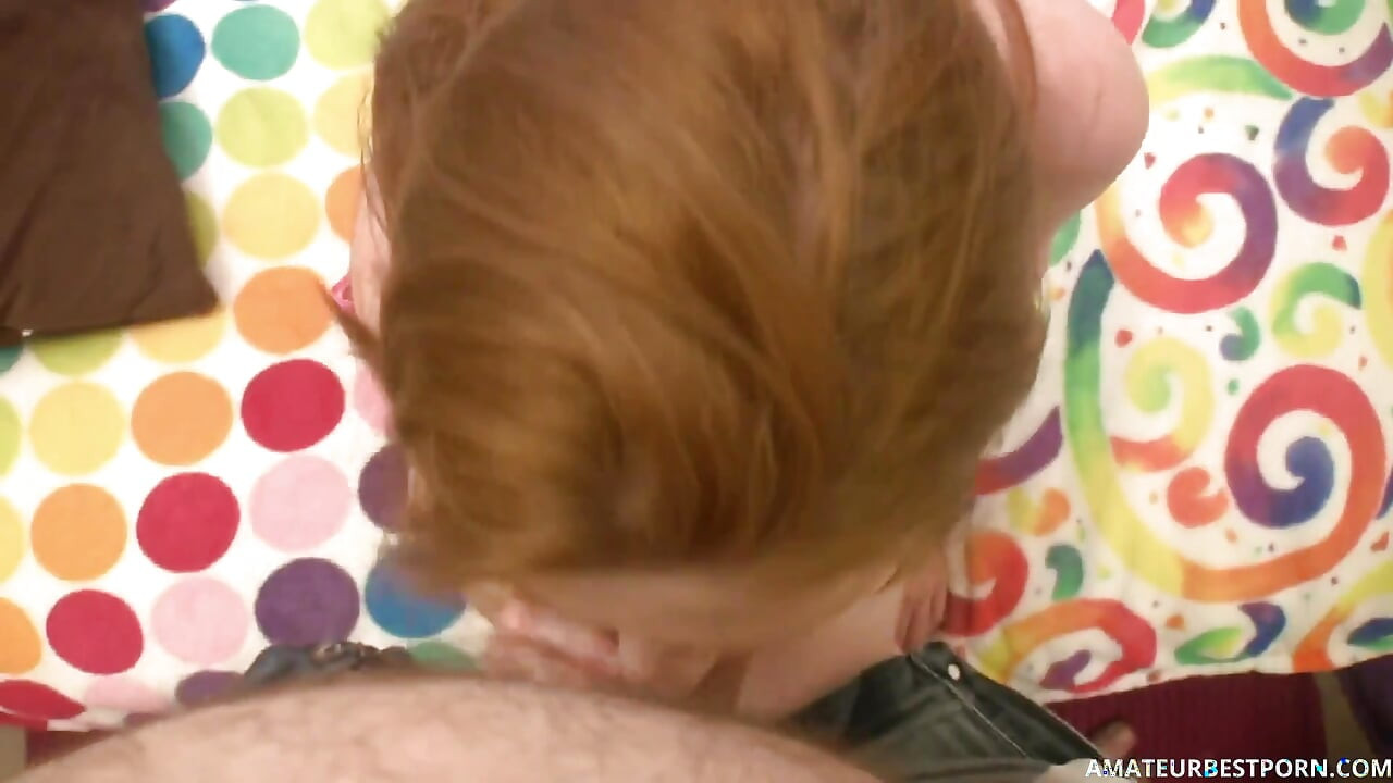 Chica caliente chupando polla y caliente semen en la boca