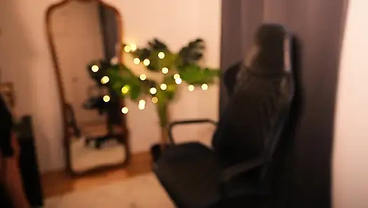 Amcığı çok ıslak olduğu için bacaklarını açıyor