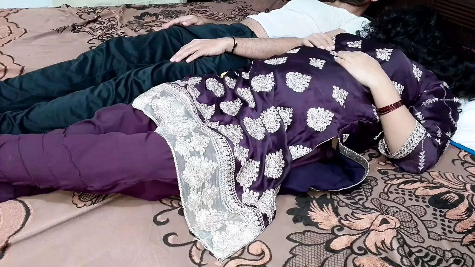 Berbagi ranjang sama ibu tiri di musim dingin dan ngentot pantat bahenol ibu tirinya sendiri - audio bahasa india