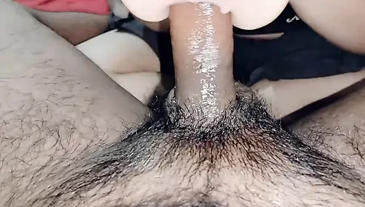 Aku mengirim pesan ke saudara tiriku dan akhirnya masturbasi dia dengan sangat baik sampai orgasme.