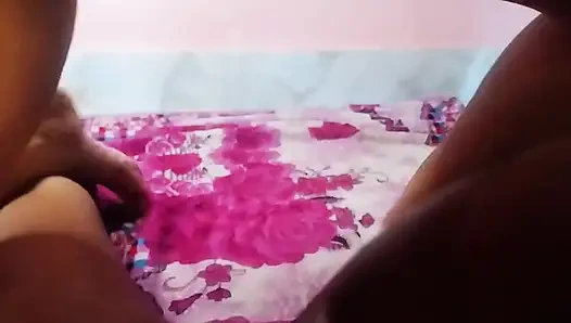 Pacar india lagi asik fingering memeknya sampai muncrat