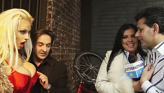 Muhteşem Jasmine ve Katie şanslı bir adamı memnun eder