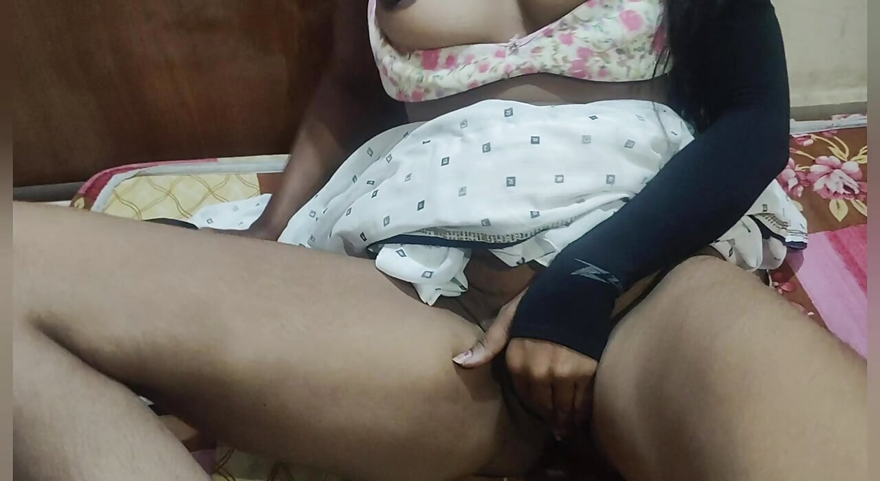 Hot sexy naughty Indian aunty pusssy fingring