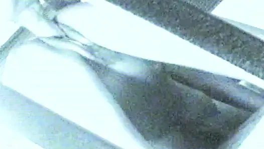 Geile brünette MILF fingert ihre haarige muschi zum höhepunkt