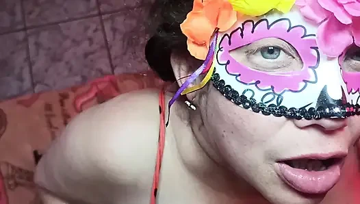 Köstlicher morgen-blowjob mit einem reichen cumshot auf ihre großen titten