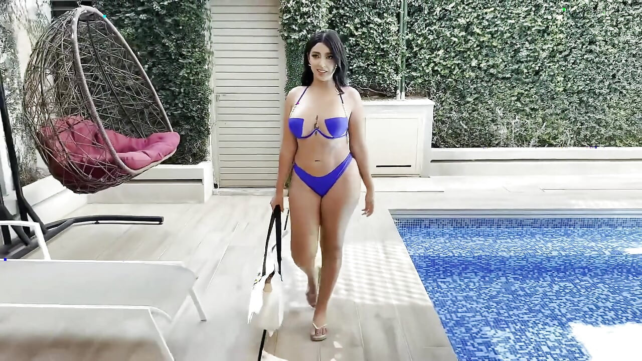 Sexy Brunette Seduces Me and Makes Me Cum in a Pool