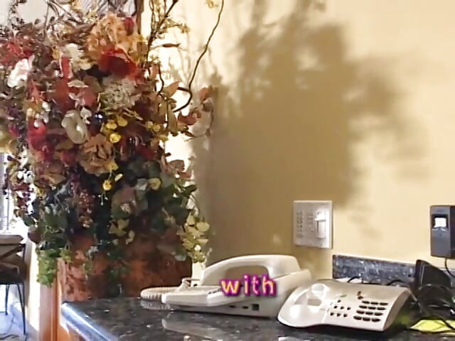 Peituda asiática babá seduz e depois fode velho com tesão na cama