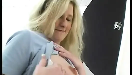 Çoraplı sarışın oyuncu seçmelerinde menajerin yarağını emip binmeden önce mastürbasyon yapıyor