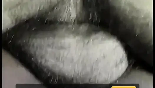 Ateşli zenci bebek soyunuyor ve sonra büyük siyah yarağı emiyor