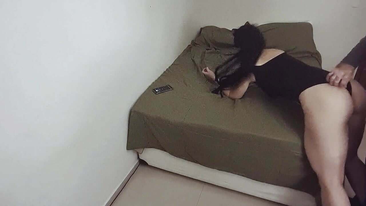 זיינתי אותו בזמן שהמסיבה התנהלה בחצר האחורית.