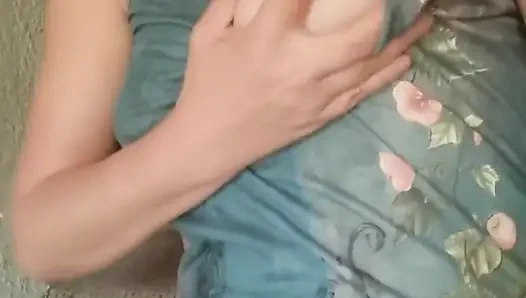 Heiße blondine reibt ihre muschi, bis sie orgasmus hat