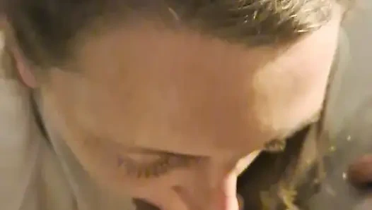 Blowjob berisiko di balkon, aku membuatnya muncrat di mana-mana