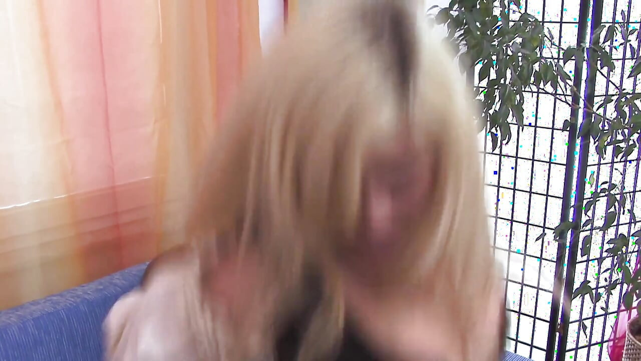 Blondynka jęczy z przyjemnością, gdy jej cipka zostaje wywiercona przez potwora czarnego kutasa