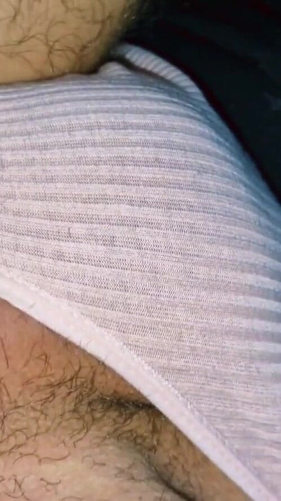 在高速公路上的游轮操femboy一个陌生人走近我，在车里操了我，射在我的屁股上 | 短片 2