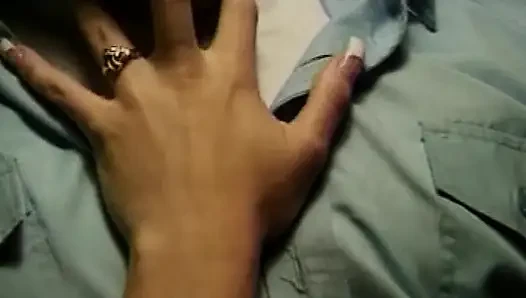 Baştan çıkarıcı sarışın hatun yüzüne boşalana kadar azgın gardiyanla sikişiyor