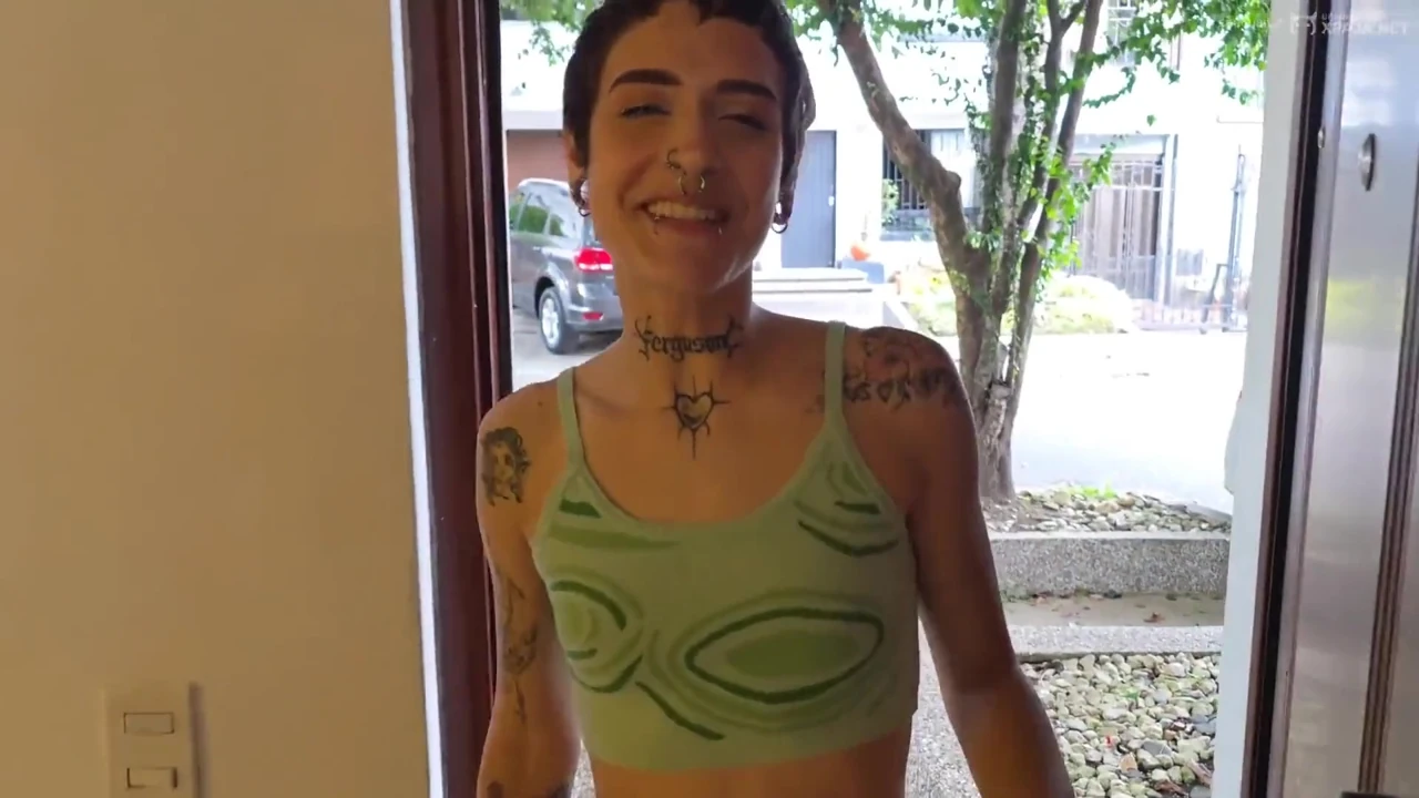 Alina Svetlana bu zorluğun üstesinden gelir ve bir yabancını porno videosu çekmeye ikna eder