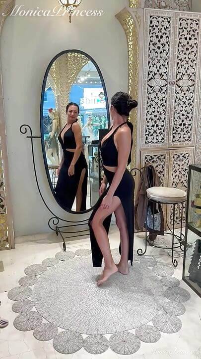 Seksi Bali kıyafetleri butikte deniyor