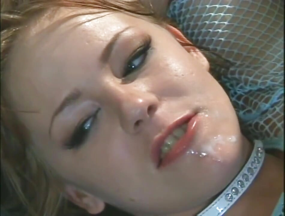 Rotes schätzchen liebt den schwanz in der muschi im mund