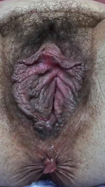 毛茸茸的拉丁熟女拳交她多肉的阴户, 然后用厚厚的蓝色假阳具伸展 - 极端湿润的特写