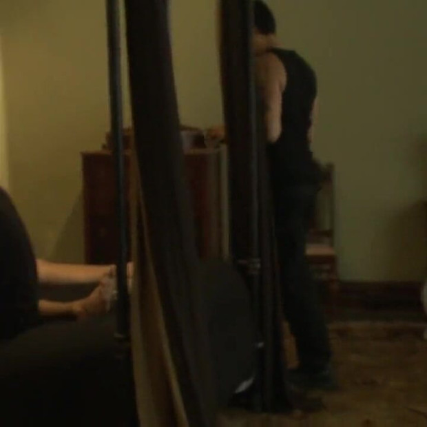 Super frajer, Andrew Blue, vezan i moli da svrši