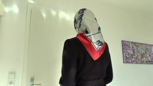 Lady Victoria Valente Showed Elegant Satin Headscarves Scarf Queen