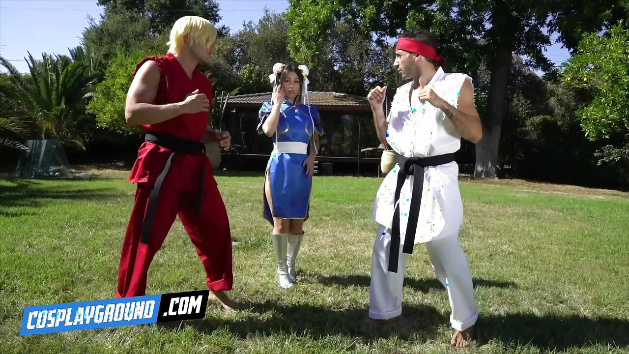 Jade Kush as Chun Li trenger to harde kuker samtidig - Street Fighter porn-cosplay-parodi