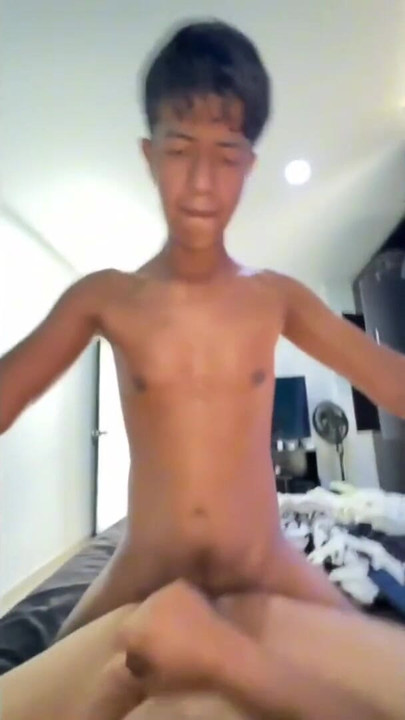 来自“印度青少年乱搞他的同性恋朋友”的惊险时刻