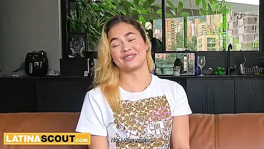 Aku tahu mahasiswi semok latina ini akan memilih LA daripada pacarnya.