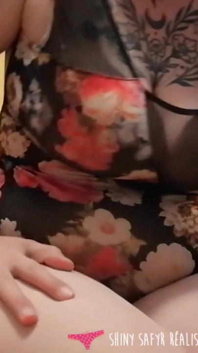 Vends-ta-culotte - A beautiful luscious French amateur girl lets you enjoy her sweaty smells | Clip 1