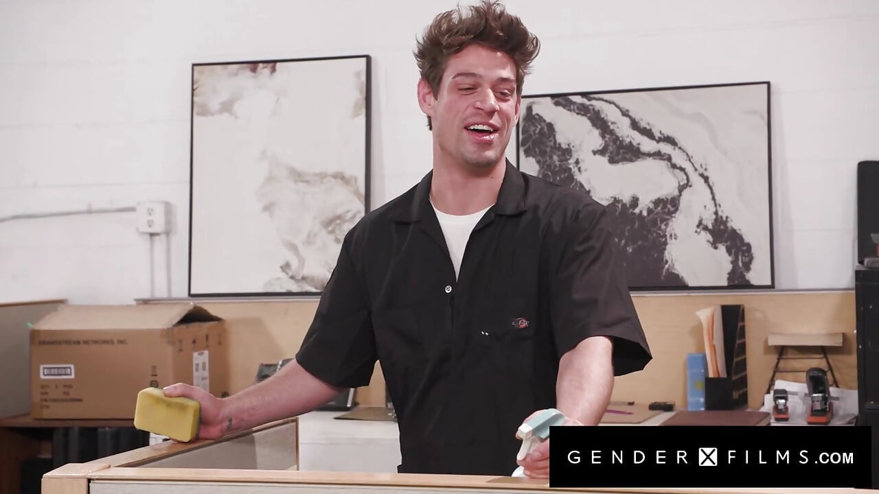 GENDERX FILMS - Người gác cổng con cu khổng lồ Rails tóc vàng trans aubrey kate trên bàn của cô ấy