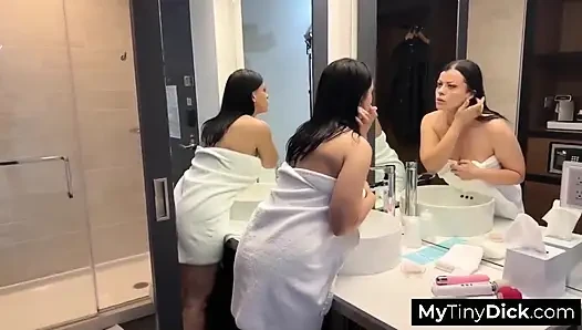 Ein vollbusiges hottie ist beim anblick seines kleinen schwanzes nicht aufgeregt