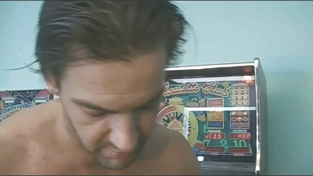 Primeiro ele joga ela na máquina de pinball, depois fode ela no sofá