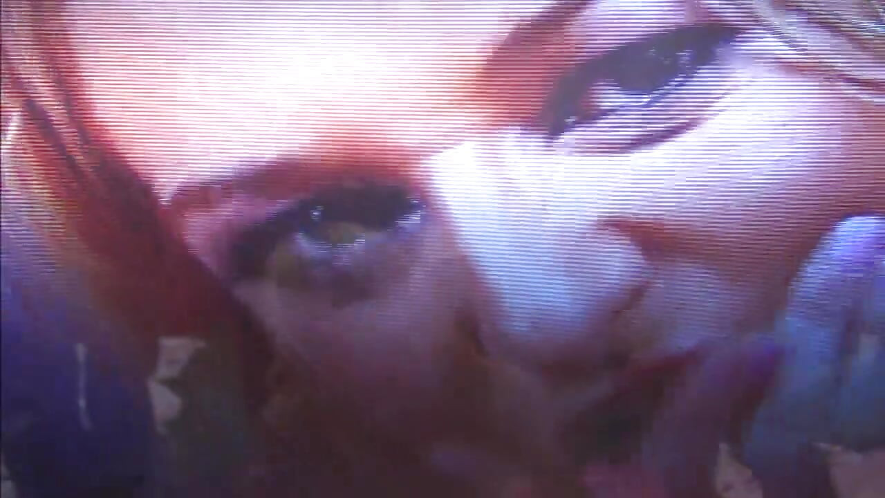 Une blonde se doigte et suce jusqu’à un orgasme facial dément