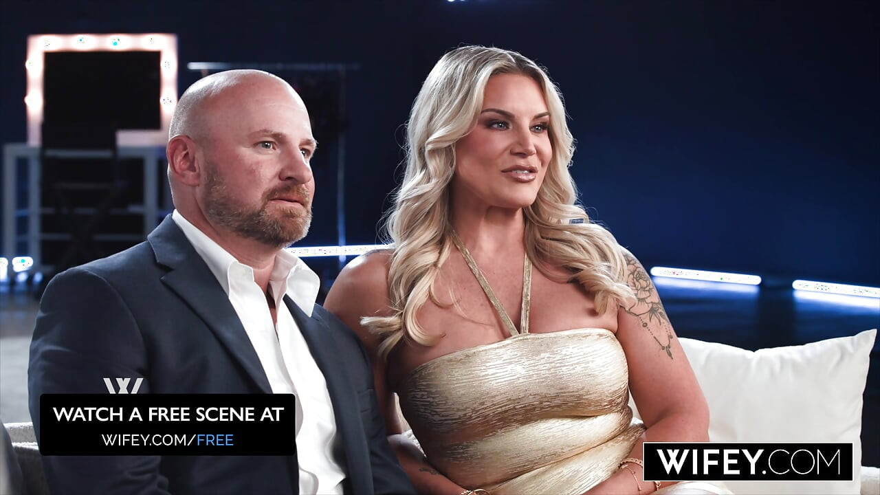 SUPRUGU zapanjujuću plavušu zgodnu ženu Cameryn Morie jebe drugi muškarac dok muž gleda