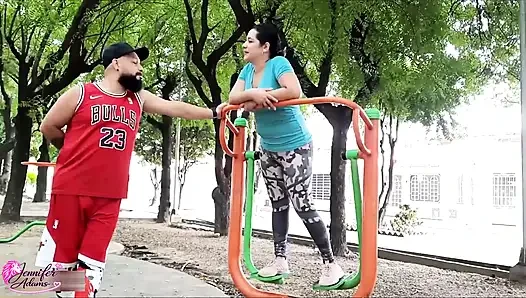Seksi ve çekici komşum parkta ve onu orada görünce onunla yatmamı teklif etti ve kabul ettim - Porno en Español