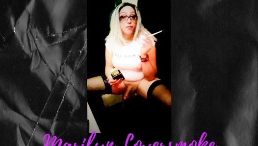 Rauchende Fetischgöttin Marilyn streichelt ihren großen Schwanz